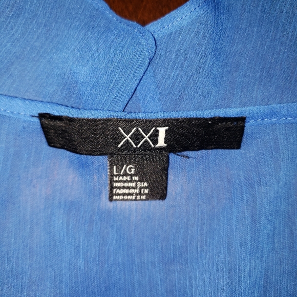 ❤XXI Fluttery Blouse with a Peplum Waist - Picture 2 of 3